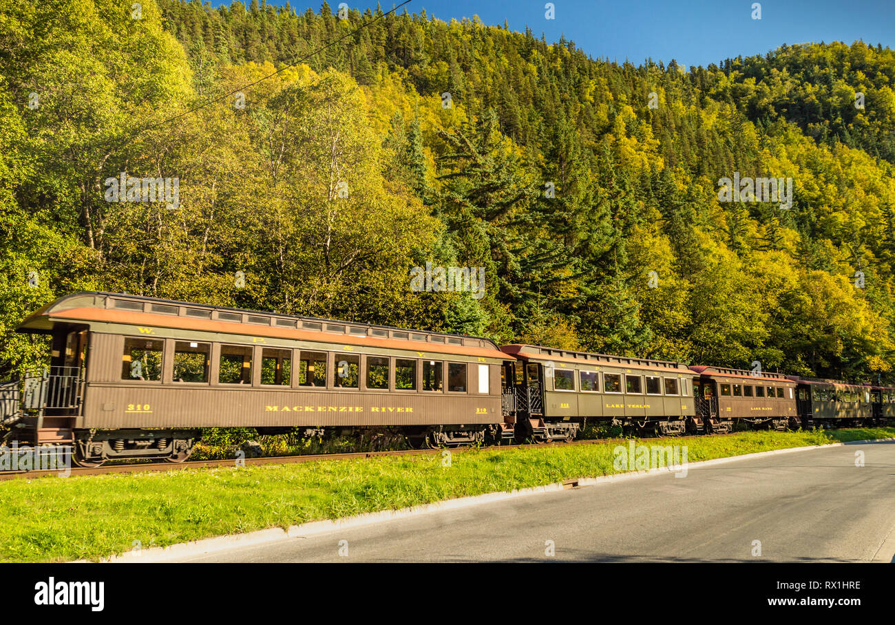 September 15, 2018 - Skagway, AK: Antike Personenverkehr Autos der White Pass und Yukon Route touristische neben Kongress Weise fahrenden Zug. Stockfoto