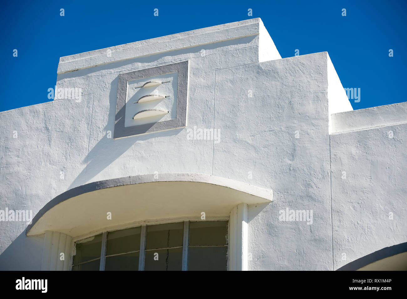 Detail der klassischen Art déco-Architektur mit Sauber geschwungenen Linien unter blauem Himmel in South Beach, Miami, Florida Stockfoto