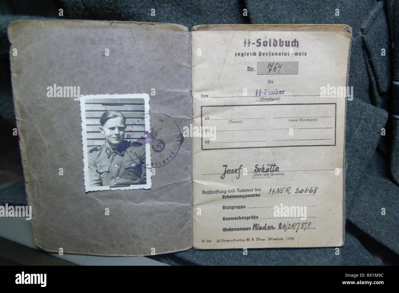 Die Papiere eines deutschen SS-Funker (radio Operator/radio Corps), in der Overlord Museum, Colleville-sur-Mer, Frankreich. Stockfoto