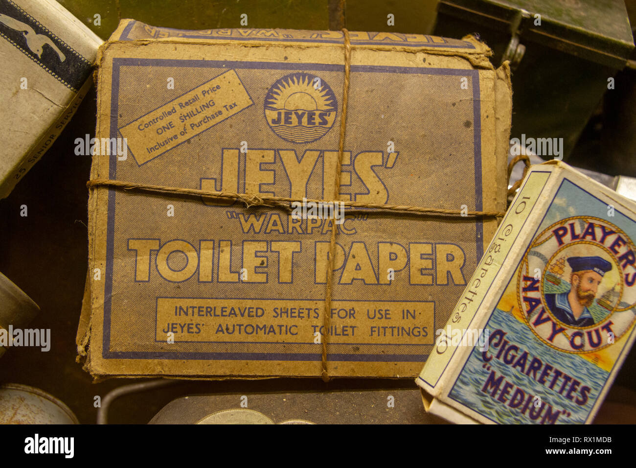 Eine Schachtel Jeyes 'warpac Toilettenpapier auf Anzeige in der Overlord Museum, Omaha LOTISSEMENT Centre, Colleville-sur-Mer, Frankreich. Stockfoto