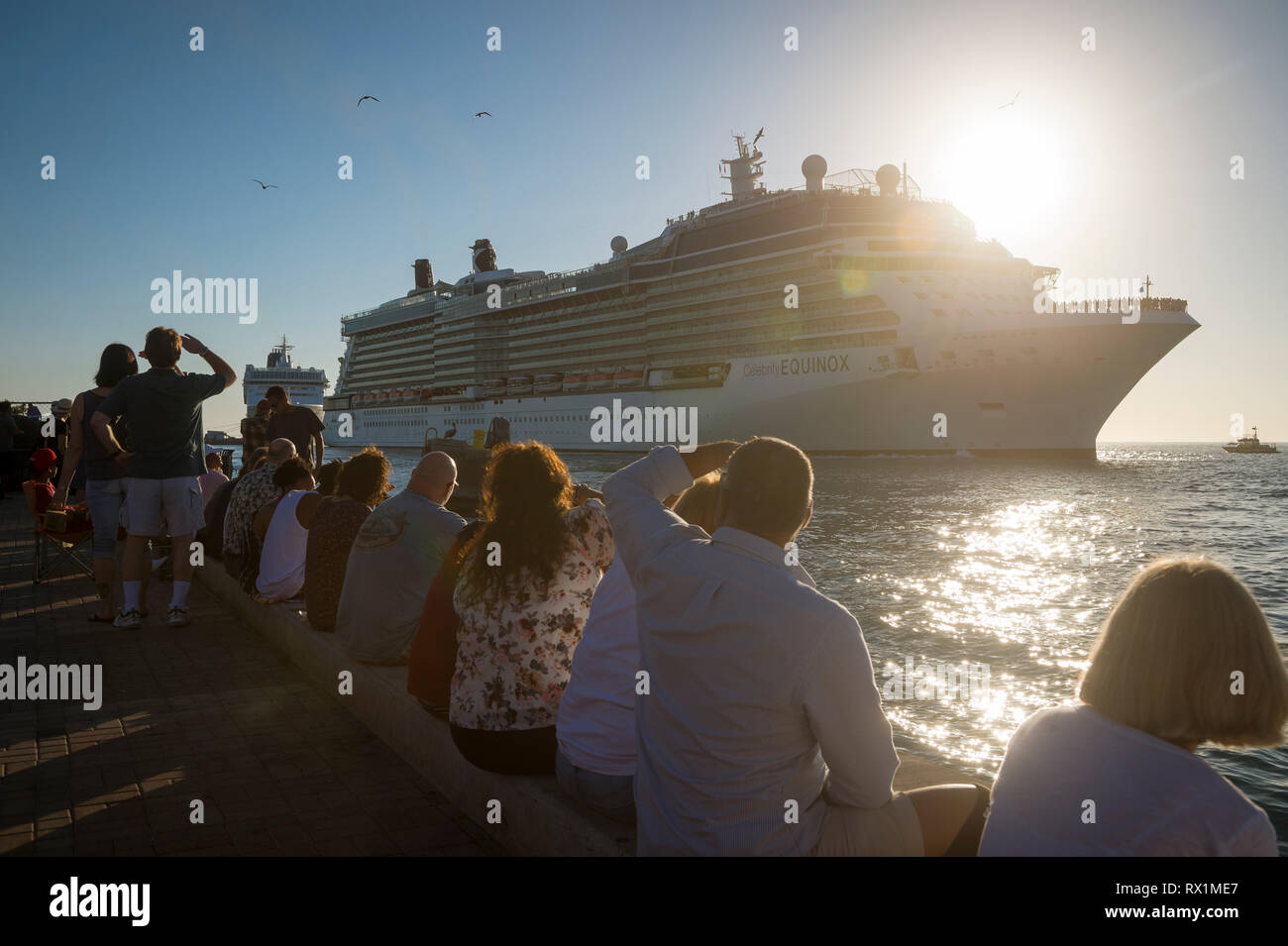KEY WEST, Florida, USA - Januar 13, 2019: Besucher beobachten Sie den Karneval Equinox Mallory Square, die vor kurzem von einem Kreuzfahrtschiff Unfall beschädigt. Stockfoto
