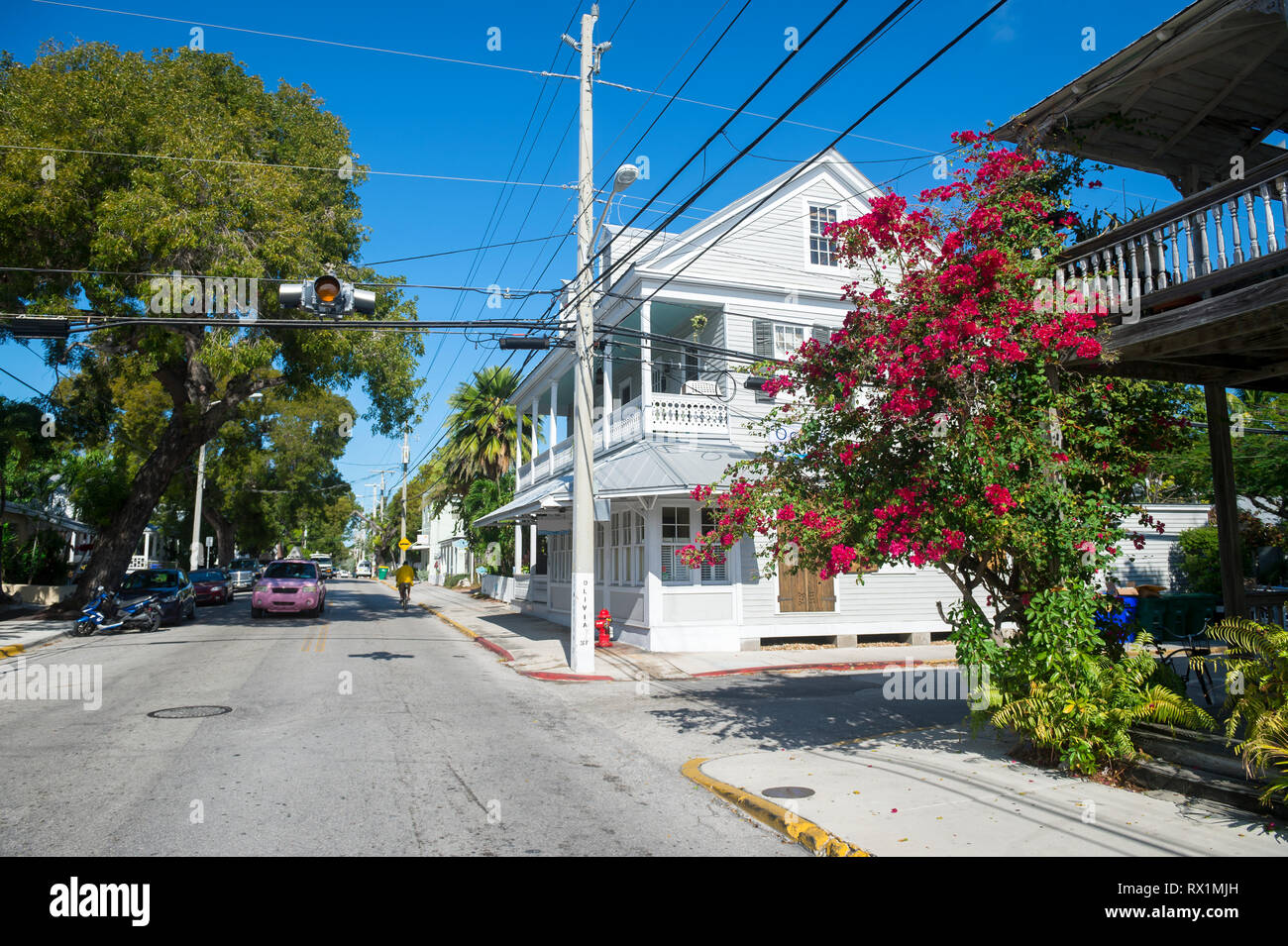 Malerischer Blick auf typischen hölzernen Conch Haus mit Terrasse auf Bougainvillea gesäumten Straße in der Altstadt, Key West, Florida, USA Stockfoto