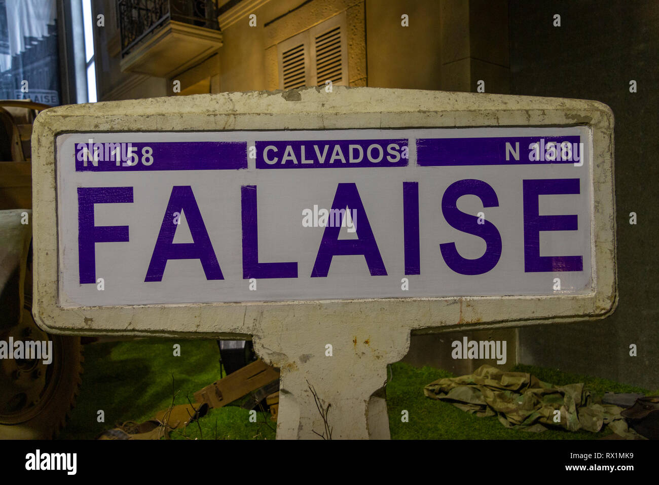 Original Schild für Falaise 1944 im Overlord Museum, Omaha LOTISSEMENT Centre, Colleville-sur-Mer, Frankreich fotografiert. Stockfoto