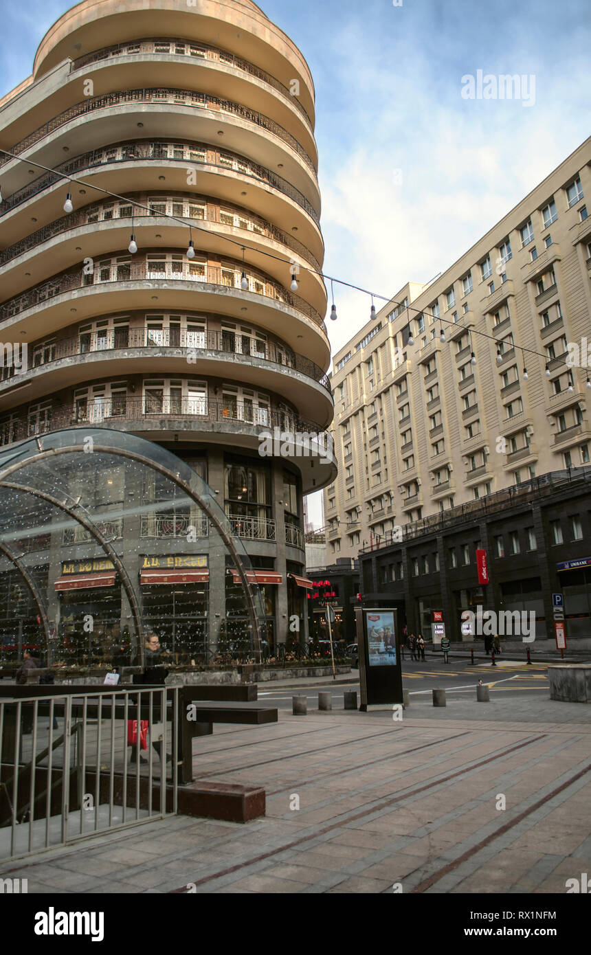 Eriwan, Armenien, Januar 02,2019: halbrund Hochhaus an der Ecke Northern Avenue und dem Schnittpunkt von Puschkin Straße und Hin Yerev Stockfoto