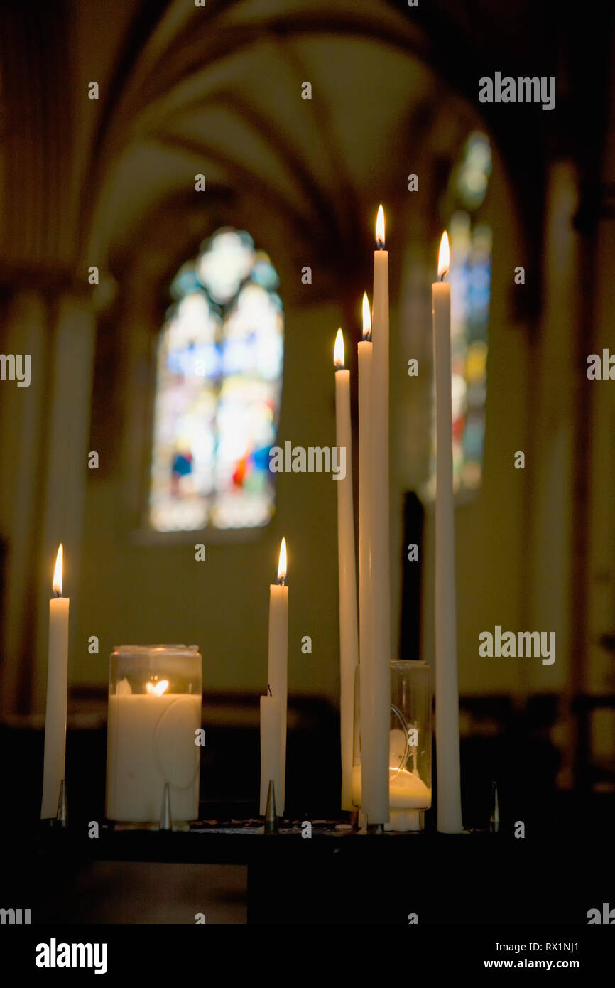 Votiv Kerzen in der Kirche, St. Vaast La Hougue, Normandie, Frankreich Stockfoto