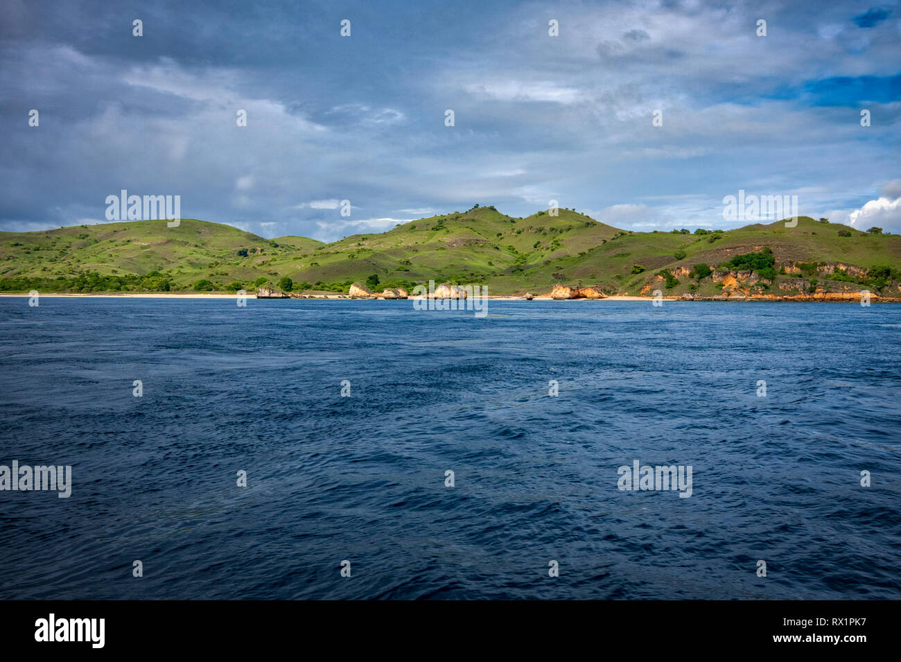 Komodo National Park liegt im Zentrum des indonesischen Archipels gelegen, zwischen den Inseln Sumbawa und Flores. Es ist Heimat von einzigartigen Komodo Drache. Stockfoto