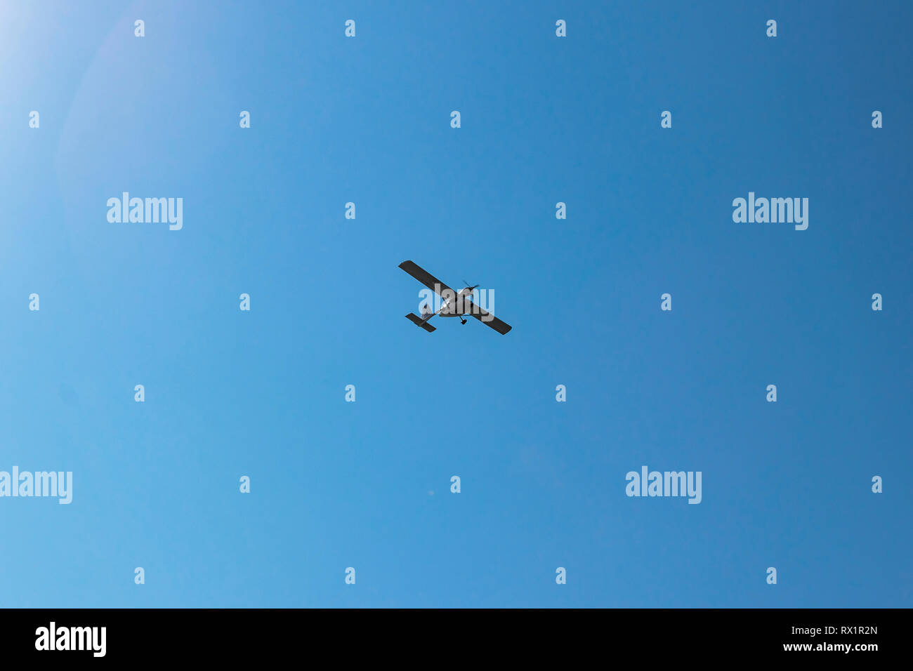 Low Angle View von Silhouette Unmanned Aerial Vehicle gegen den klaren blauen Himmel während der sonnigen Tag fliegen Stockfoto