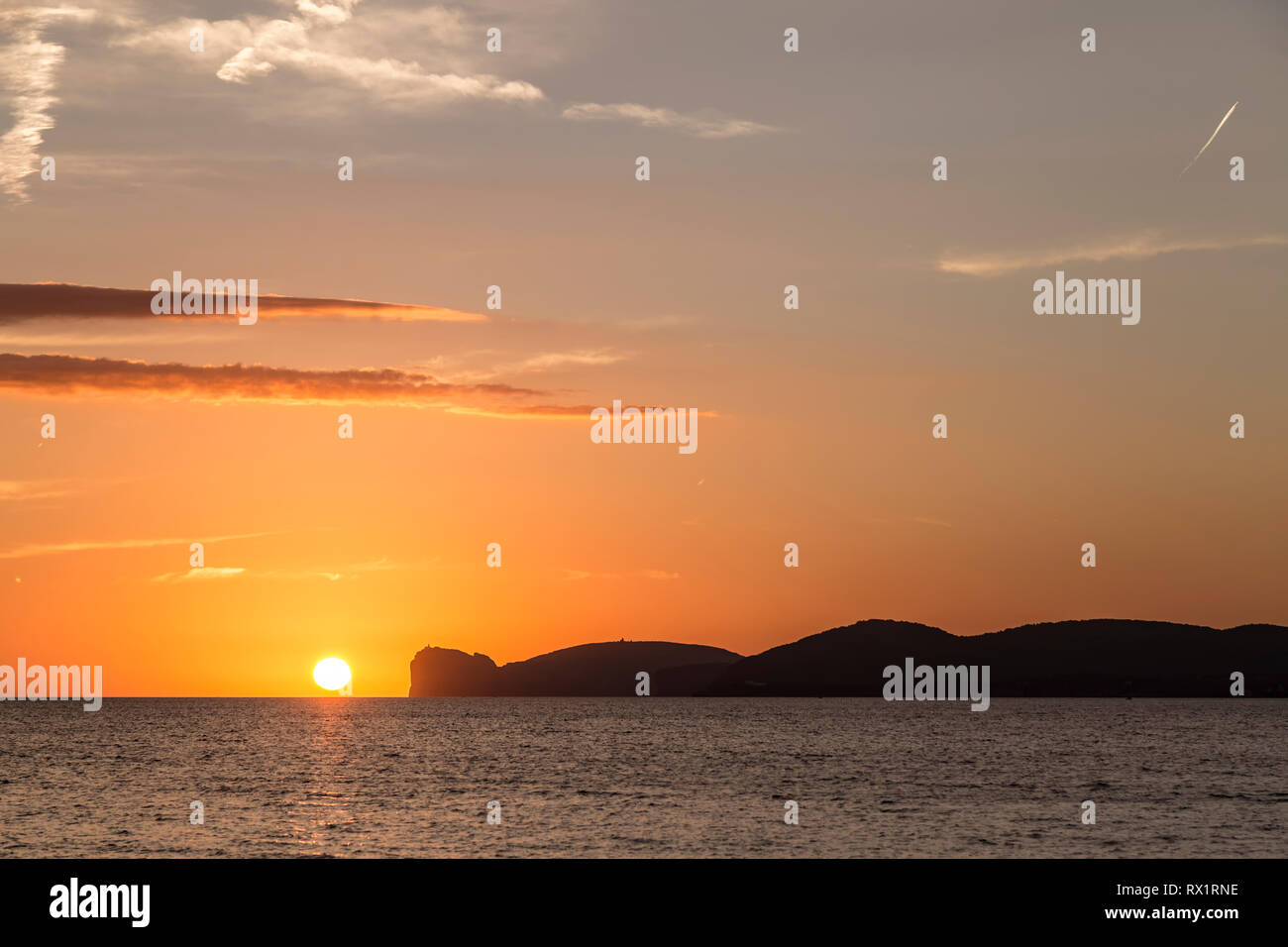 Malerischer Blick auf Meer gegen romantische Himmel bei Sonnenuntergang Stockfoto