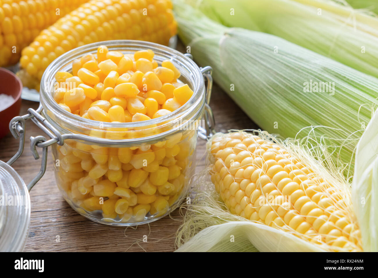 Dose Mais in Glas, frischen und gekochten Mais am Kolben Stockfotografie -  Alamy