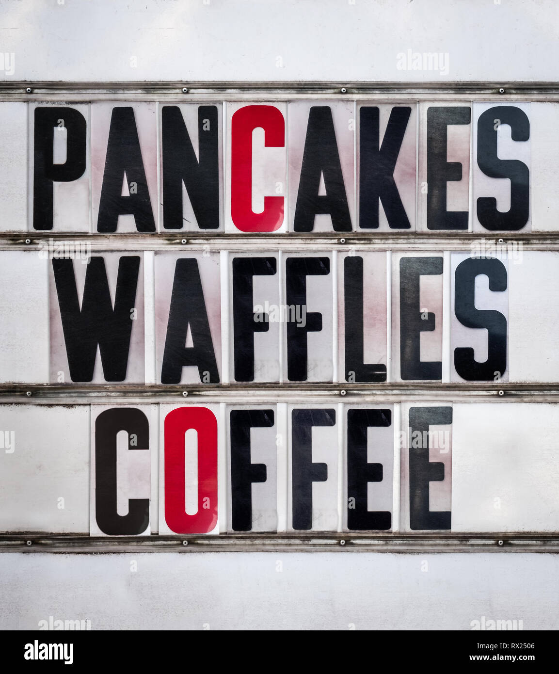 Retro Vintage und Grunge Zeichen für ein Frühstück Café oder Diner Werbung Pfannkuchen, Waffeln und Kaffee Stockfoto