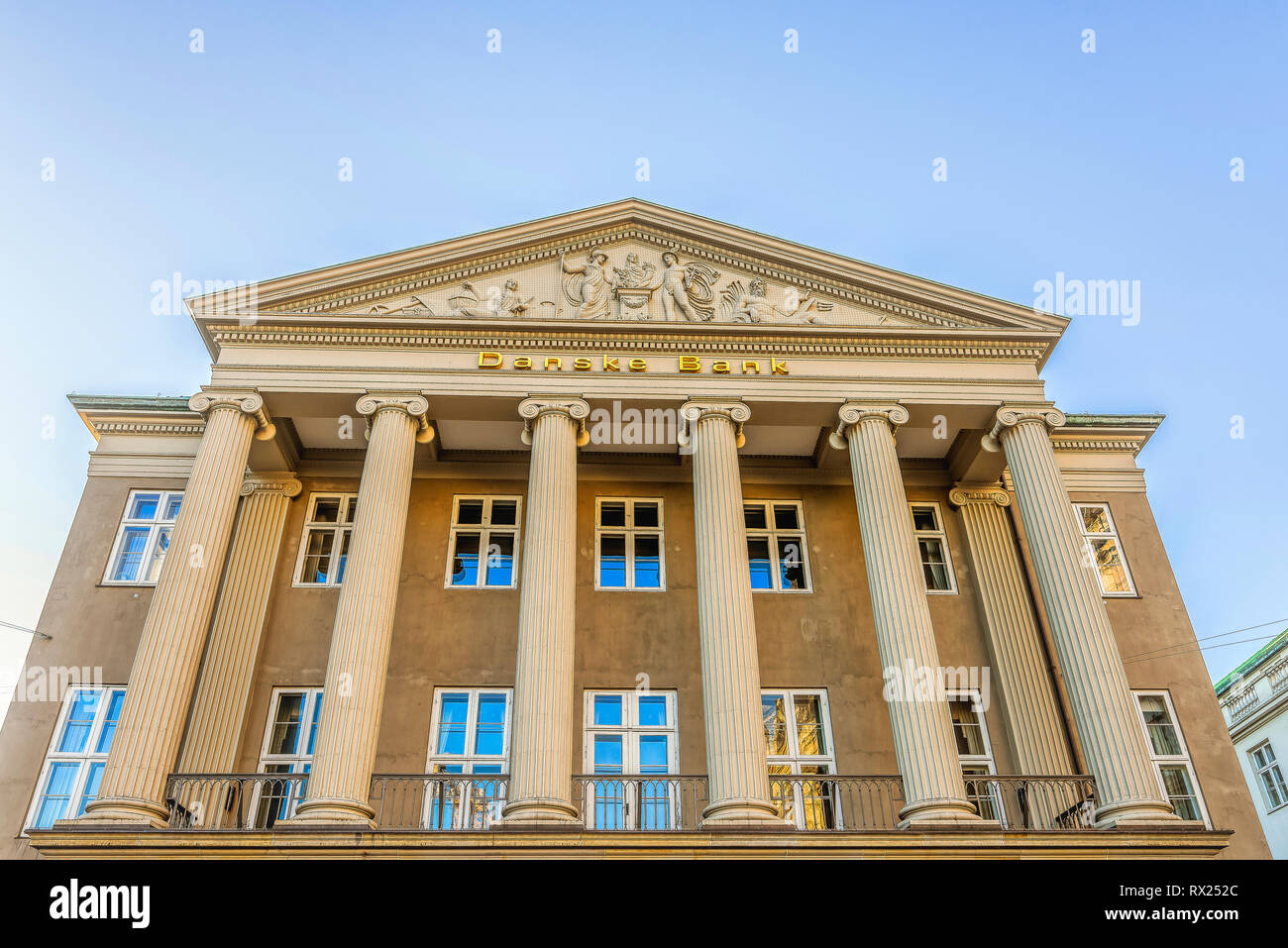 Die Fassade der Geldwäsche dänische Bank mit ionischen Säulen und einer sclprured Giebel, Kopenhagen, 16. Februar 2019 Stockfoto
