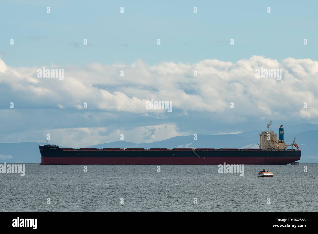 Tanker Schiff in der Straße von Juan de Fuca von Esquimalt Lagune, Victoria, BC, Kanada Stockfoto