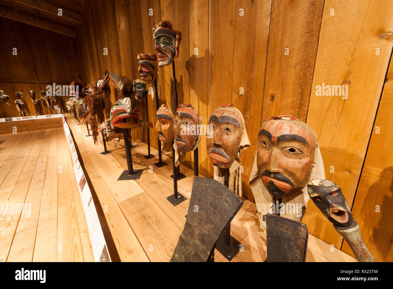 Die Kultur der First Nations wird im U'mista Cultural Centre lebendig, wo unbezahlbare Kwakwaka'wakw-Masken und kulturelle Ikonen ausgestellt sind. Alert Bay, Cormorant Island, British Columbia, Kanada Stockfoto