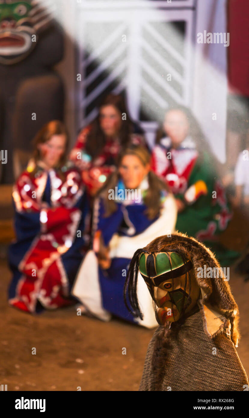 Eine First Nations Tänzerin trägt eine Transformationsmaske während einer Ureinführungsvorstellung im Großhaus des Komok. Comox, Das Comox Valley, Vancouver Island, British Columbia, Kanada. Stockfoto