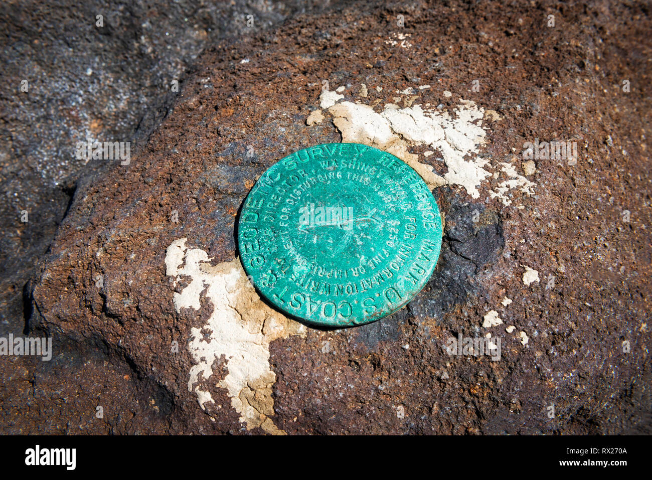 US Geological Marker an Cavern Point, Insel Santa Cruz, Channel Islands National Park, Kalifornien, USA Stockfoto