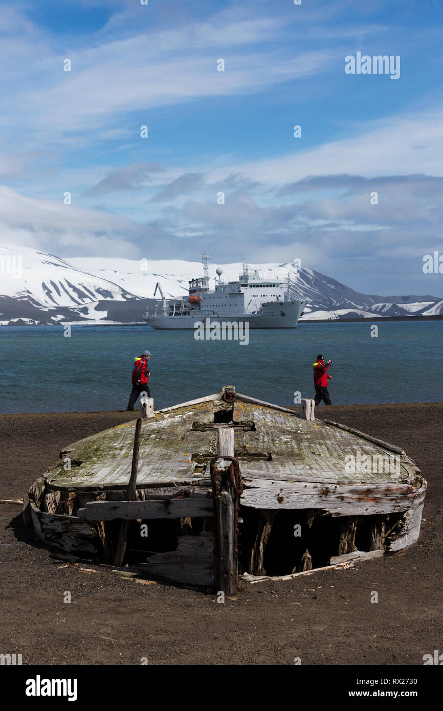 Relikte der Vergangenheit, einschließlich dieser Wasserboote, die in der Walfangindustrie verwendet wurden, liegen am Strand von Whaler's Bay auf Deception Island verstreut. Südshetland-Inseln Stockfoto