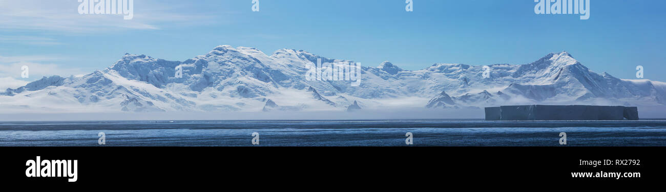 Eine tabellarische Eisberg in der Bransfield Strait schwimmt vorbei an einem Vergletscherten land Form auf der Antarktischen Halbinsel, in der Nähe von Brown Bluff, Antarktische Halbinsel, Antarktis Stockfoto