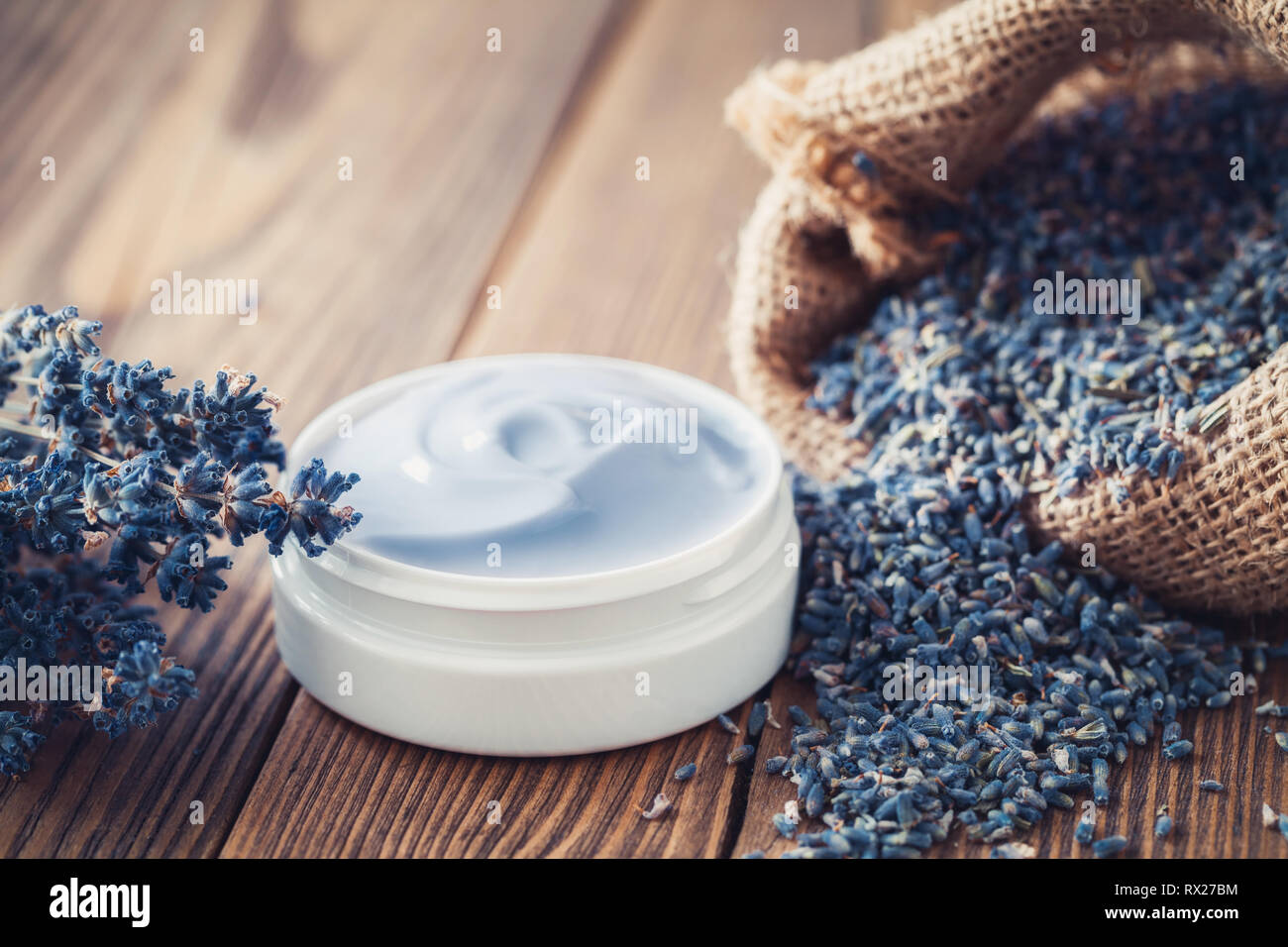 Lavendel Creme oder Salbe, hessische Beutel trockener Lavendel und Bündel von getrockneten Blumen. Stockfoto