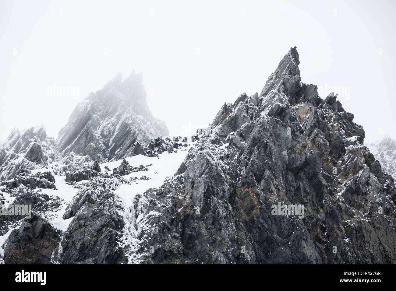 Schnee auf schroffen Felsen Pinnacles eine Luft der Verwüstung auf Elephant Island in der South Shetland Inseln verleihen. Stockfoto