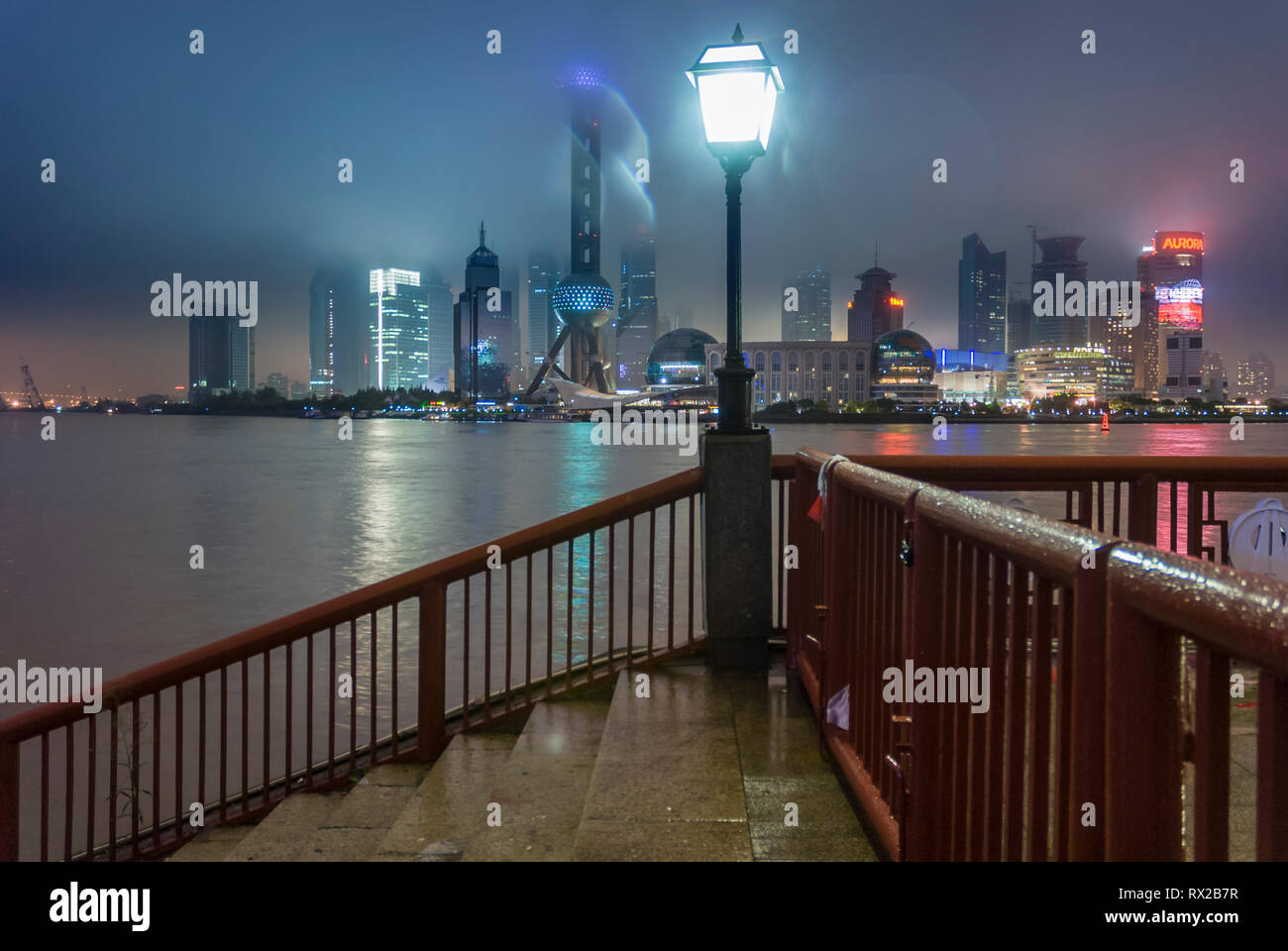 Der Oriental Pearl TV Tower und die Skyline von Pudong in Monsunregen, Shanghai Stockfoto