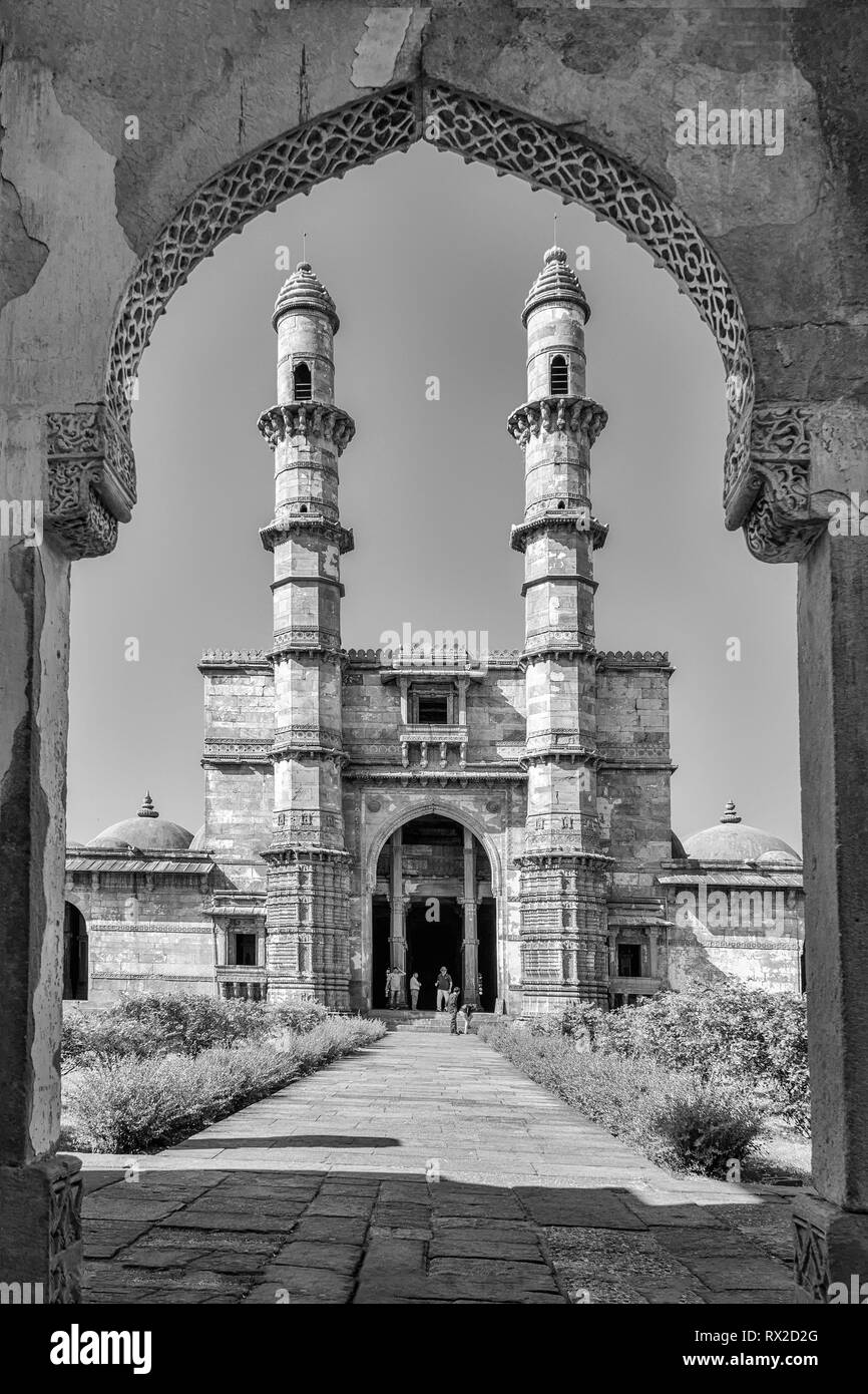 Champaner, India-December Pavagadh, Gujarat, 07, 2014 - Jama Masjid aus der Einfahrt Arch. Stockfoto