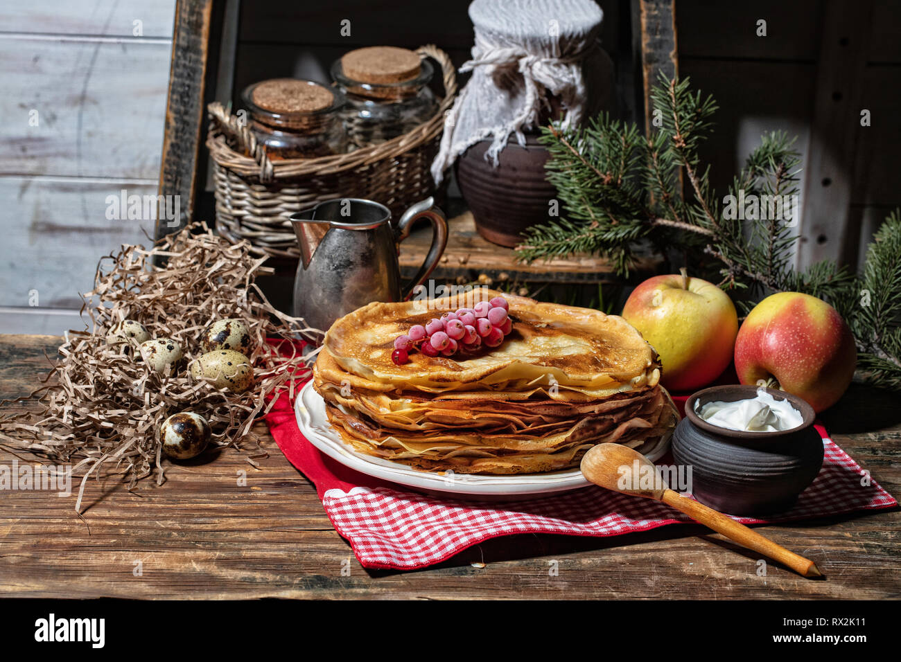 Mit Pfannkuchen auf einer alten hölzernen Hintergrund Platte Stockfoto