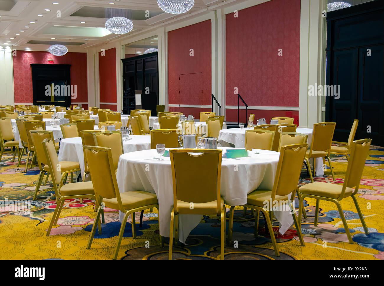 Weißen Tischdecken am runden Tisch mit gold Stühle im eleganten Speisesaal Stockfoto