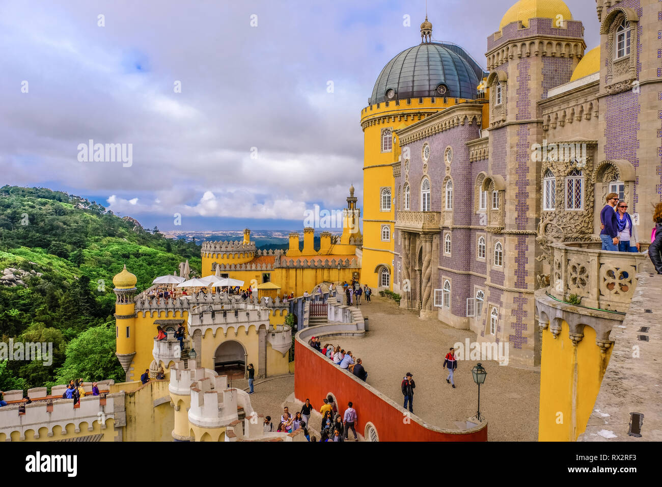 Blick auf den Pena Palast in der Nähe von Sintra, Portugal, an bewölkten Tag Stockfoto