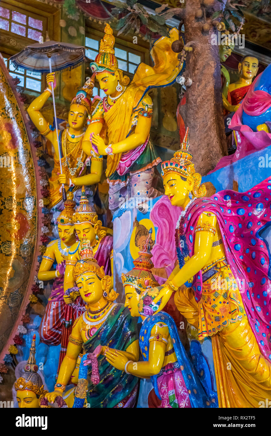 Nur ein Beispiel für die reich verzierten und farbenprächtigen buddhistischen Statuen in einer Ecke der Gangaramaya Tempel in Sri Janaratana Straße in der srilankischen Hauptstadt Stockfoto