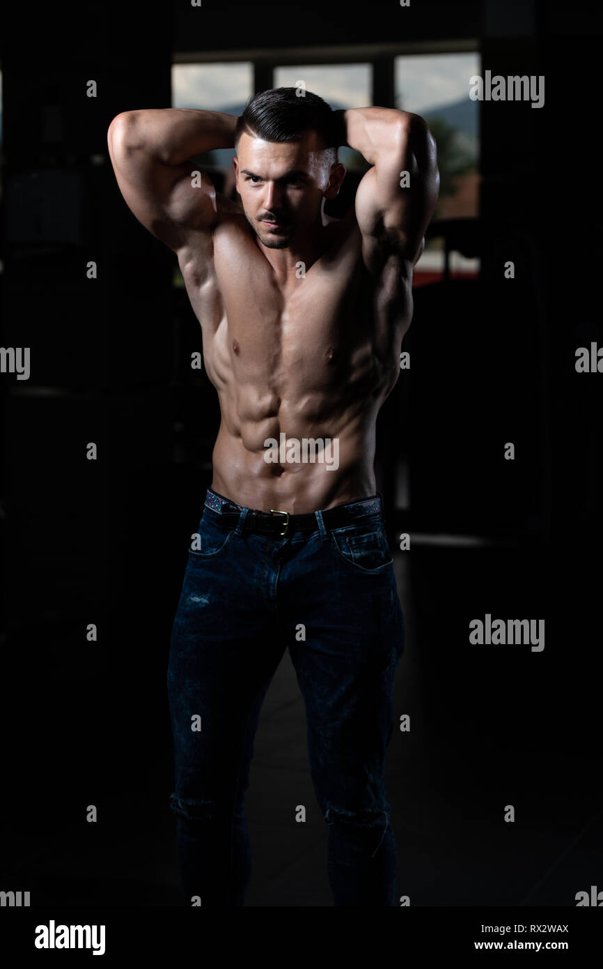 Portrait eines jungen Fit körperlich Mann In Jeans, die zeigen, dass ...