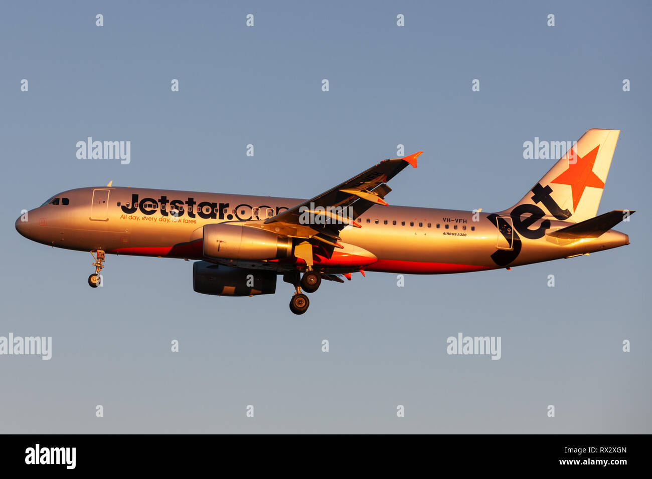 Jetstar Airways Airbus A320-232 Airliner VH-VFH Ansatz am Adelaide Flughafen zu landen. Stockfoto
