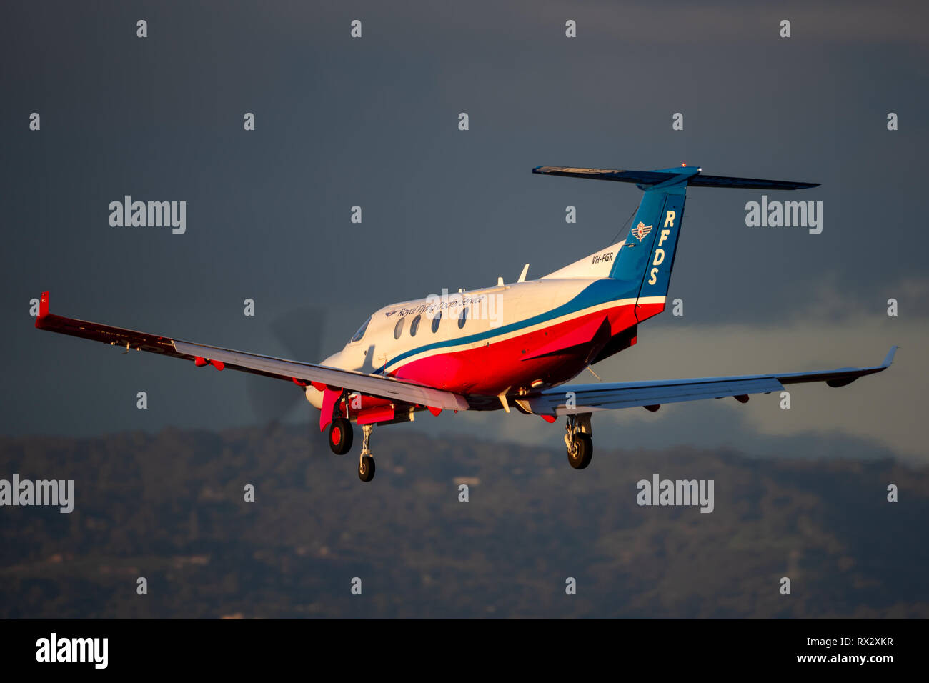 Royal Flying Doctors Service von Australien Pilatus PC-12 single engine Air Ambulance Aircraft on Ansatz am Adelaide Flughafen zu landen. Stockfoto