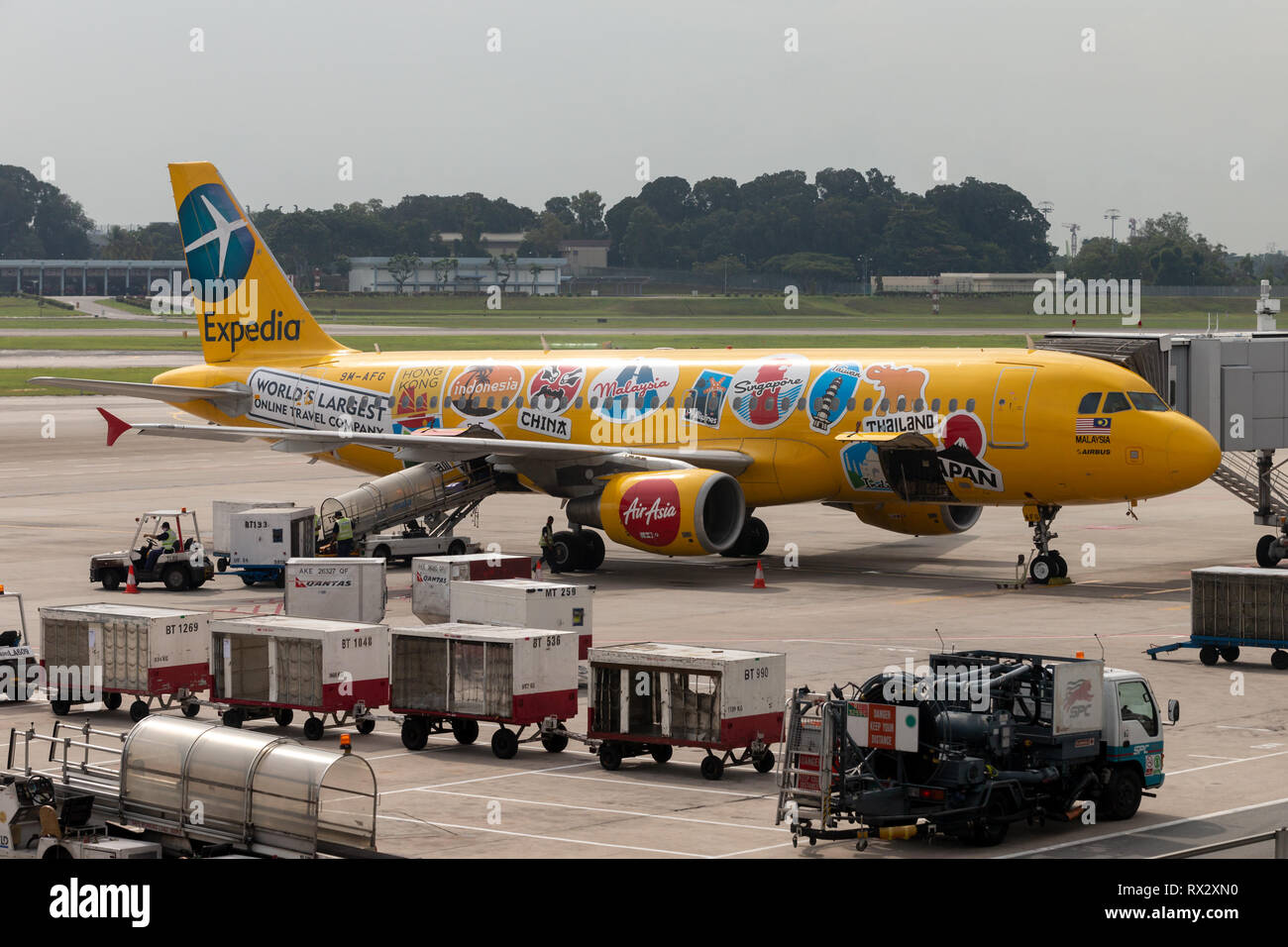 AirAsia Airbus A 320-216 Airliner in hellem Gelb Lackierung Werbung Expedia Travel Company am Changi International Airport. Stockfoto