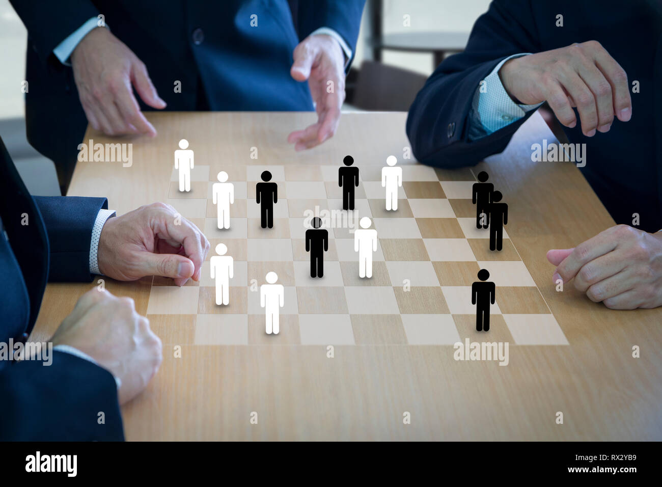 Drei business Administratoren spielen Checkers oder Entwürfe auf einer hölzernen Schachbrettmuster oder draftboard im Konzept der Personal- oder Human Resource. Stockfoto