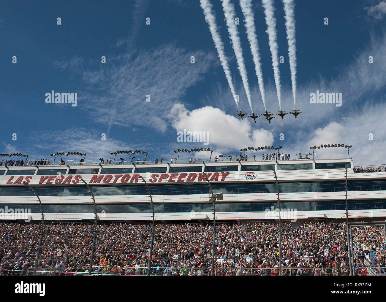 Die US Air Force Thunderbirds fliegen über die Eröffnung der Pennzoil 400 bei Las Vegas Motor Speedway, Nev, 3. März 2019. Die Thunderbirds haben die Überführungen für die Rennstrecke Daytona International Speedway und Las Vegas Motor Speedway in aufeinander folgenden Monster Energy Nascar Cup Series Rennen durchgeführt. (U.S. Air Force Foto von Airman 1st Class Bryan Guthrie) Stockfoto