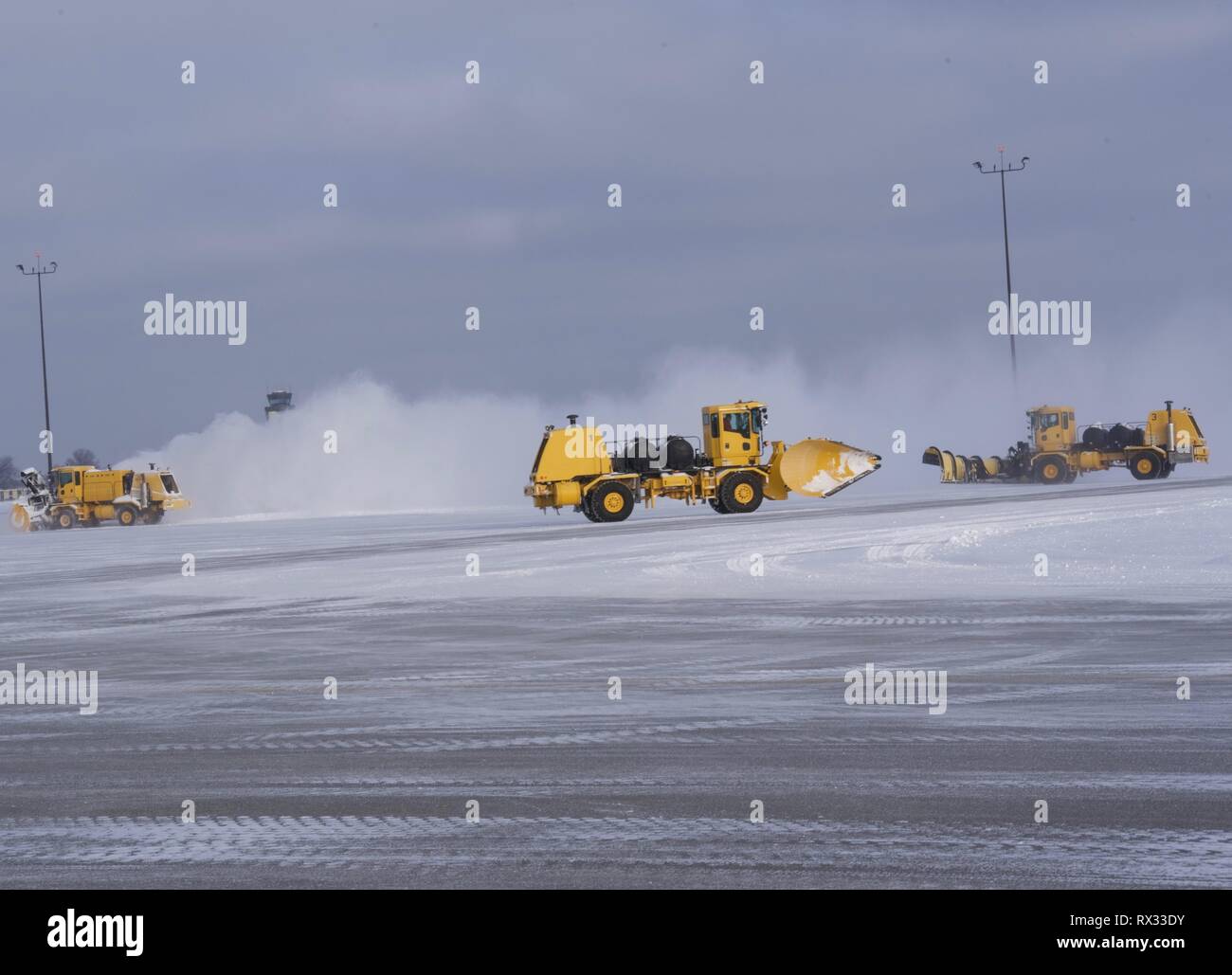 Flieger und ziviles Personal auf die 174 Angriff Wing, New York Air National Guard, klar Schnee auf der Start- und Landebahn für den täglichen MQ-9 Operations bei Hancock Feld, Air National Guard Base, Syracuse, New York, am 28. Februar 2019 vergeben. Stockfoto