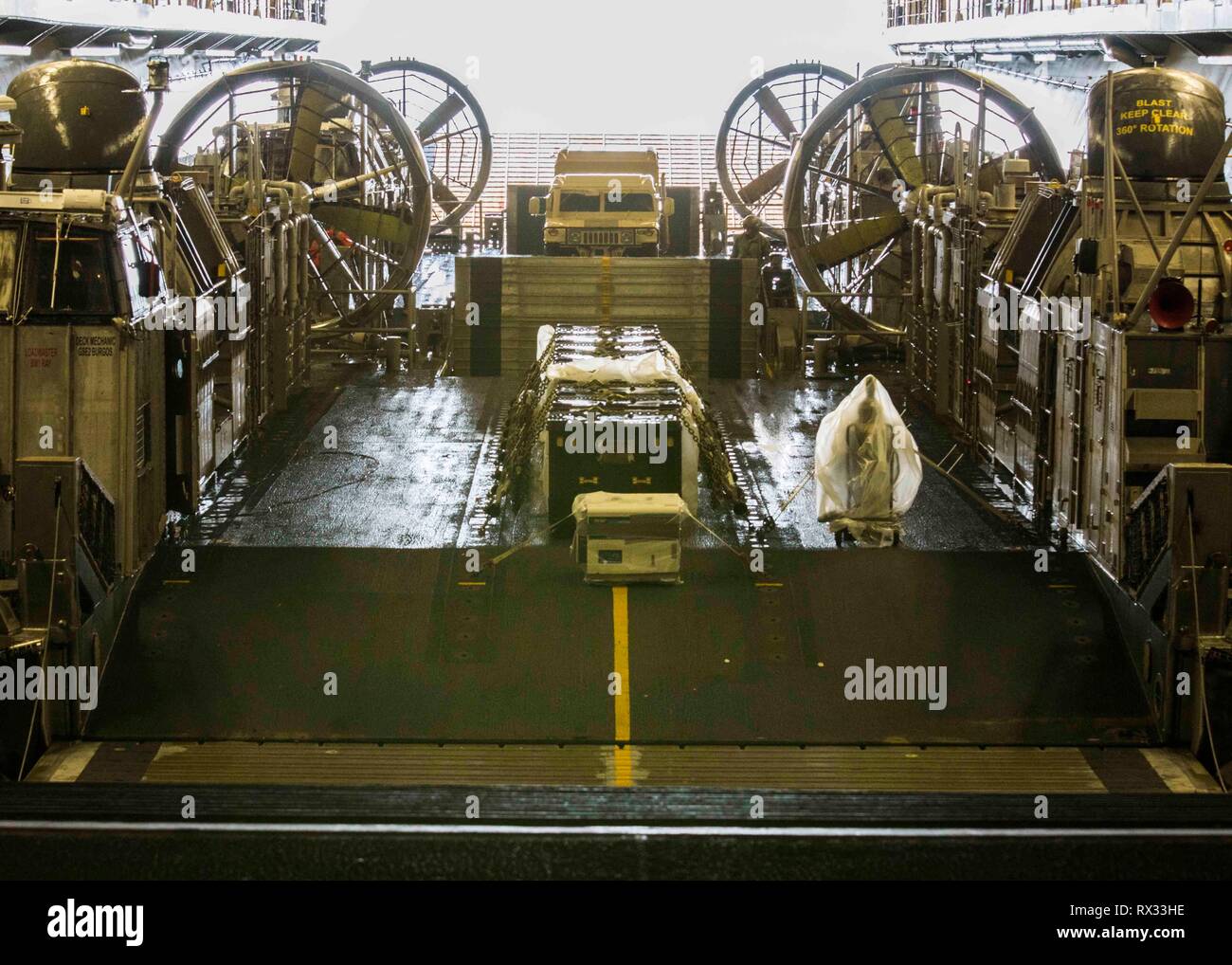 190306-N-KO 533-0055 ATANTIC MEER (Mar. 6, 2019) Landing Craft Luftkissen werden inszeniert in der Gut deck Amphibisches Schiff an Bord der USS Bataan (LHD 5) während der gut-Deck. Das Schiff ist im Gange, die Durchführung von Studien mit Meerblick. (U.S. Marine Foto von Mass Communication Specialist 3. Klasse Lenny Weston). Stockfoto