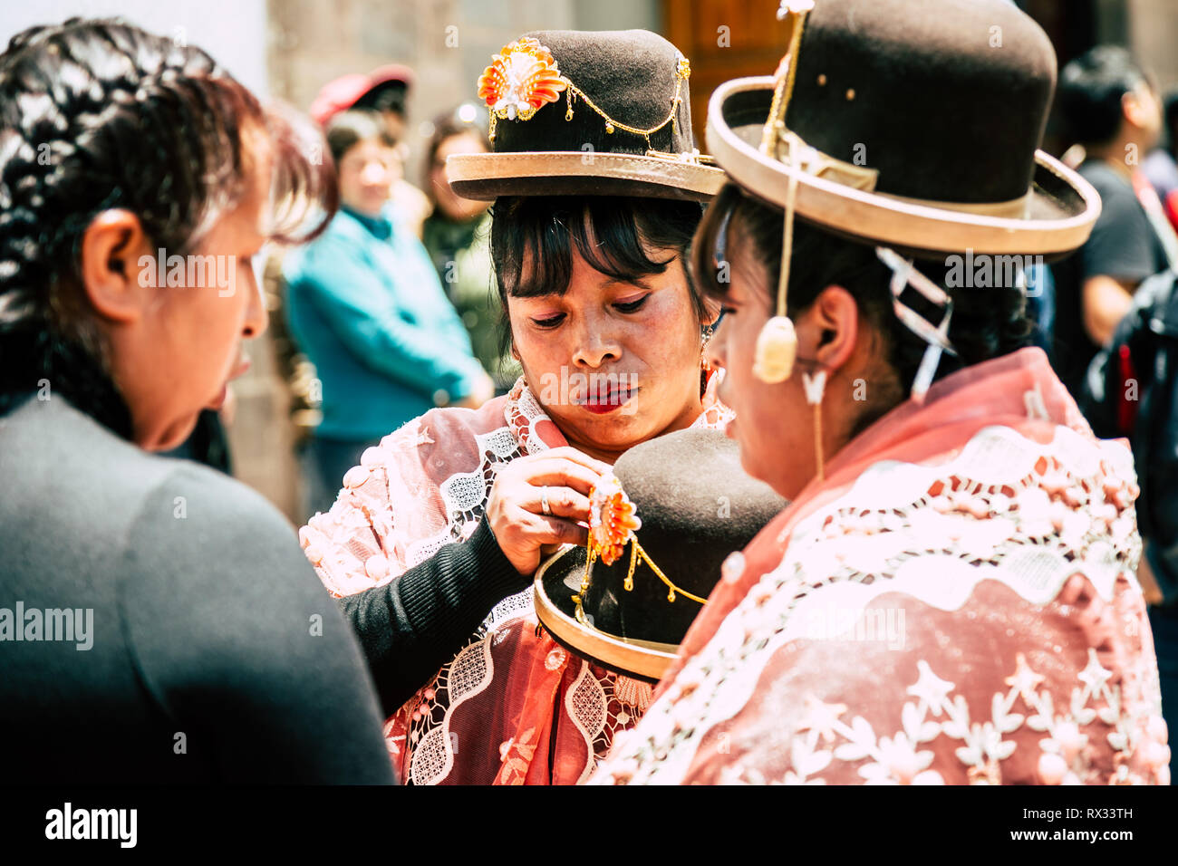 Drei Frauen in traditioneller Kleidung und Hut während Inti Raymi Festival (Sun Festival) in Cusco, Peru. Stockfoto