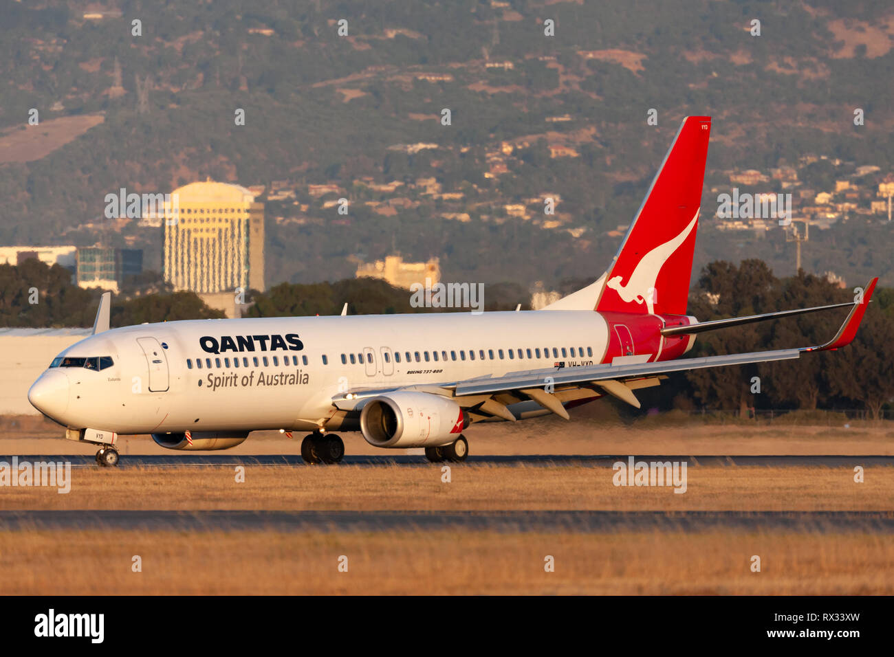 Qantas Boeing 737 auf der Start- und Landebahn am Flughafen Adelaide. Stockfoto