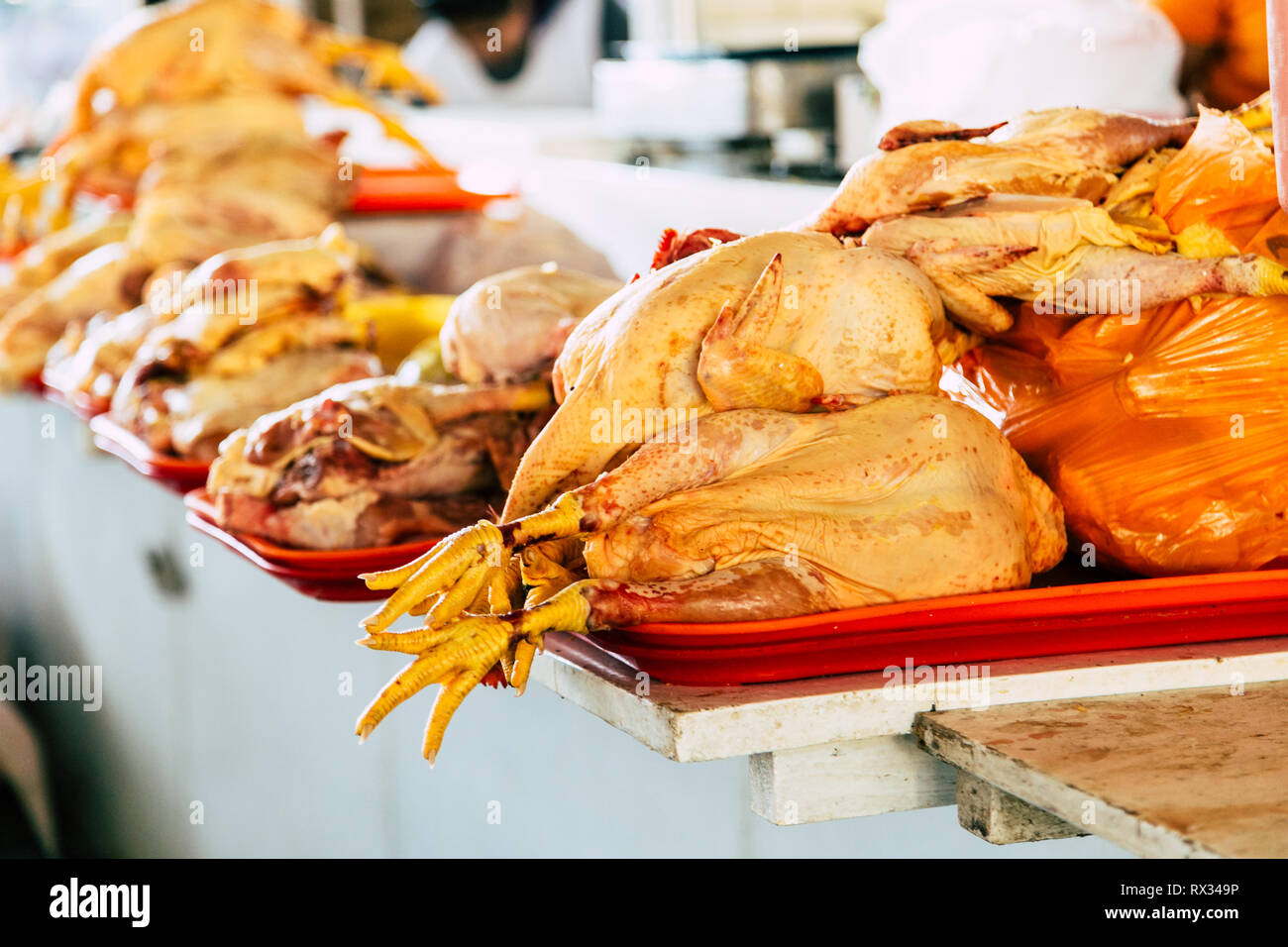 Rohes Hühnerfleisch auf Anzeige auf eine Fleischerei Stall im Mercado San Pedro Markt in Cusco, Peru. Stockfoto