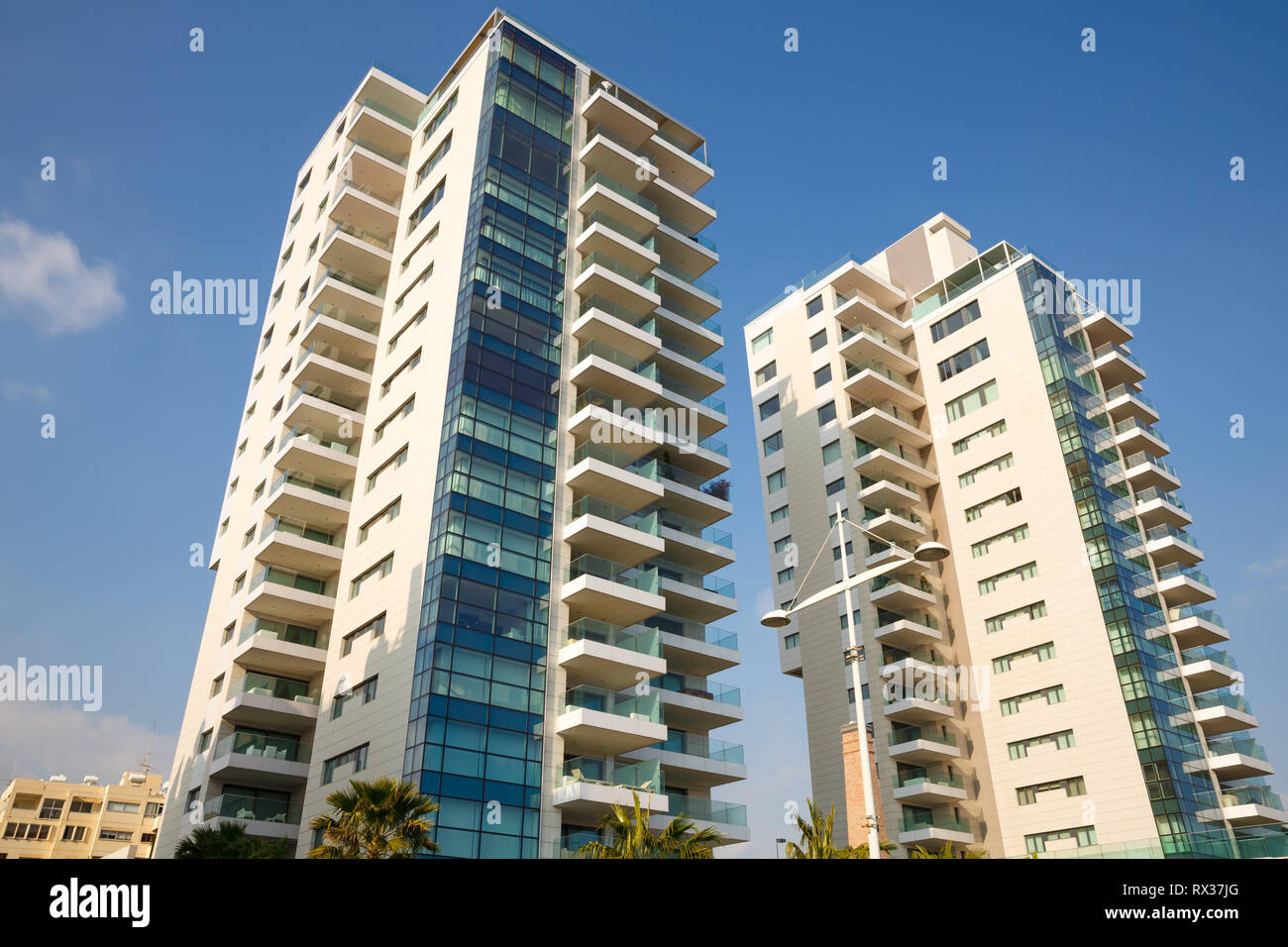 Zwei neue moderne Gebäude in Limassol, Zypern. Stockfoto