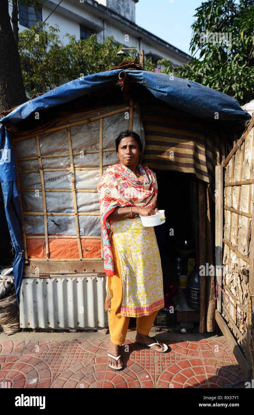 Ein Bangladeshi Frau, die durch ihren kleinen Straßenrand Zuhause in Dhaka. Stockfoto