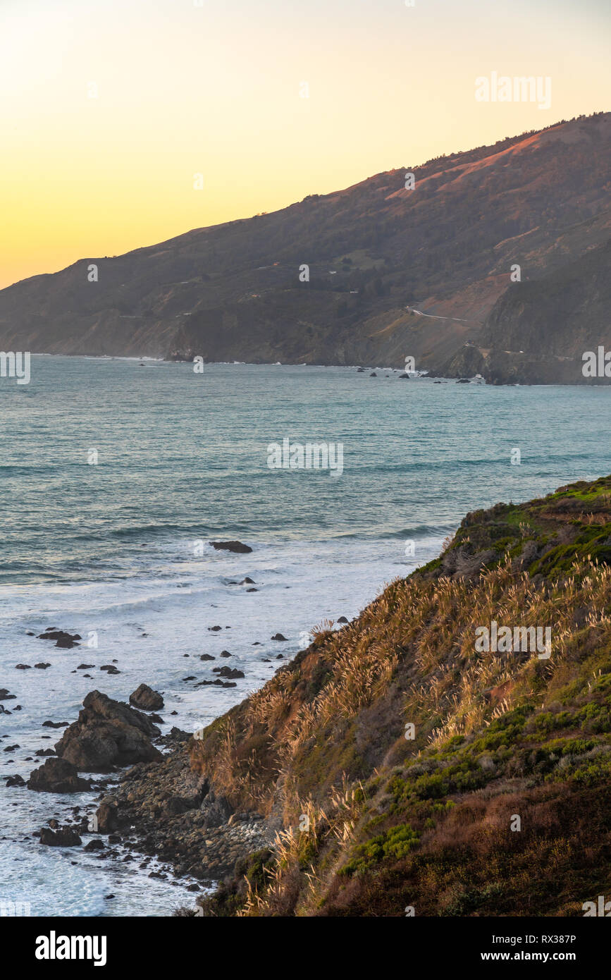 Big Sur, Kalifornien - Sunset Vista Ansicht an der kalifornischen Küste entlang der Autobahn. Stockfoto