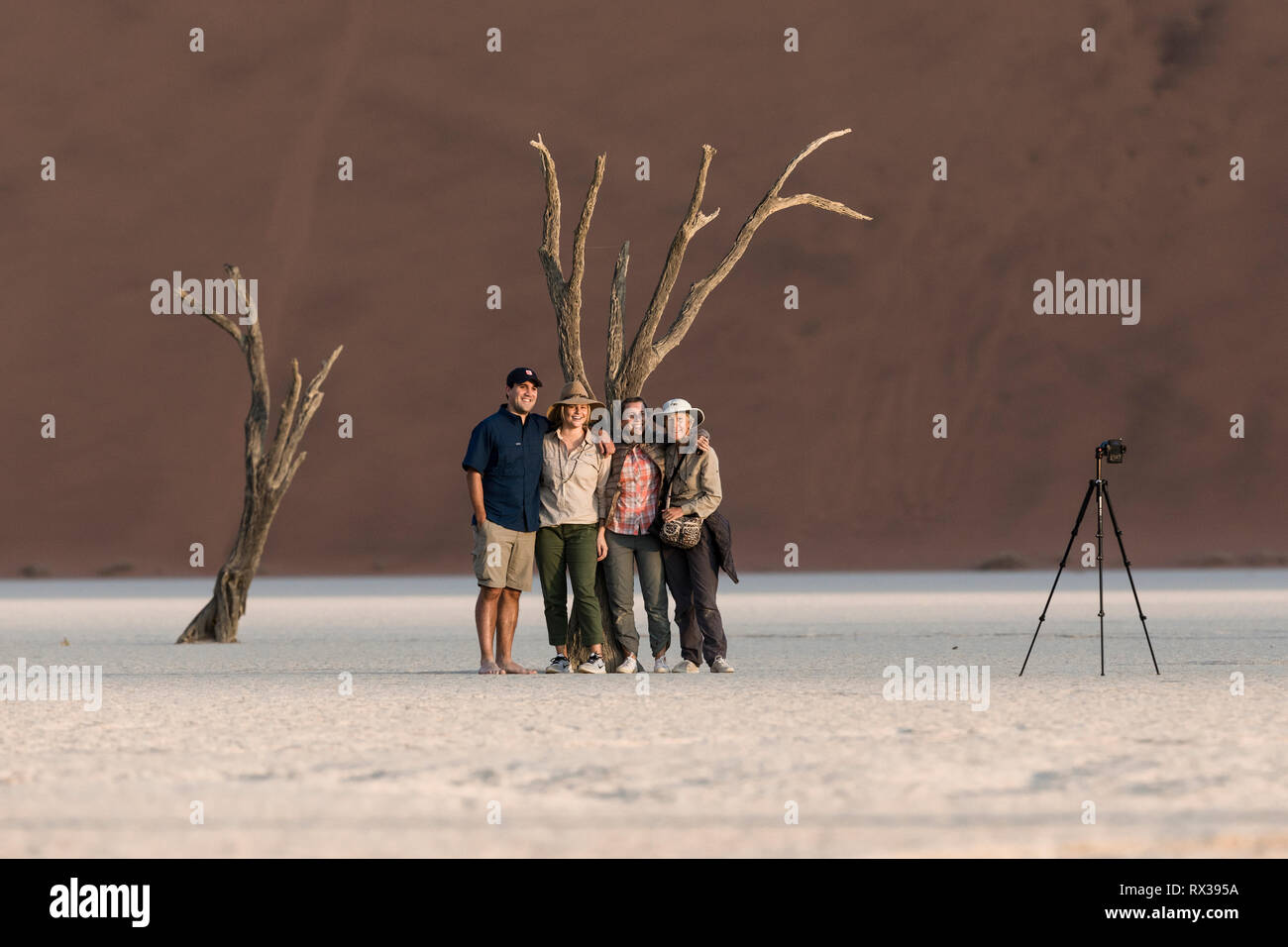 Eine Familie selfi Porträt im Deadvlei, Namibia. Stockfoto