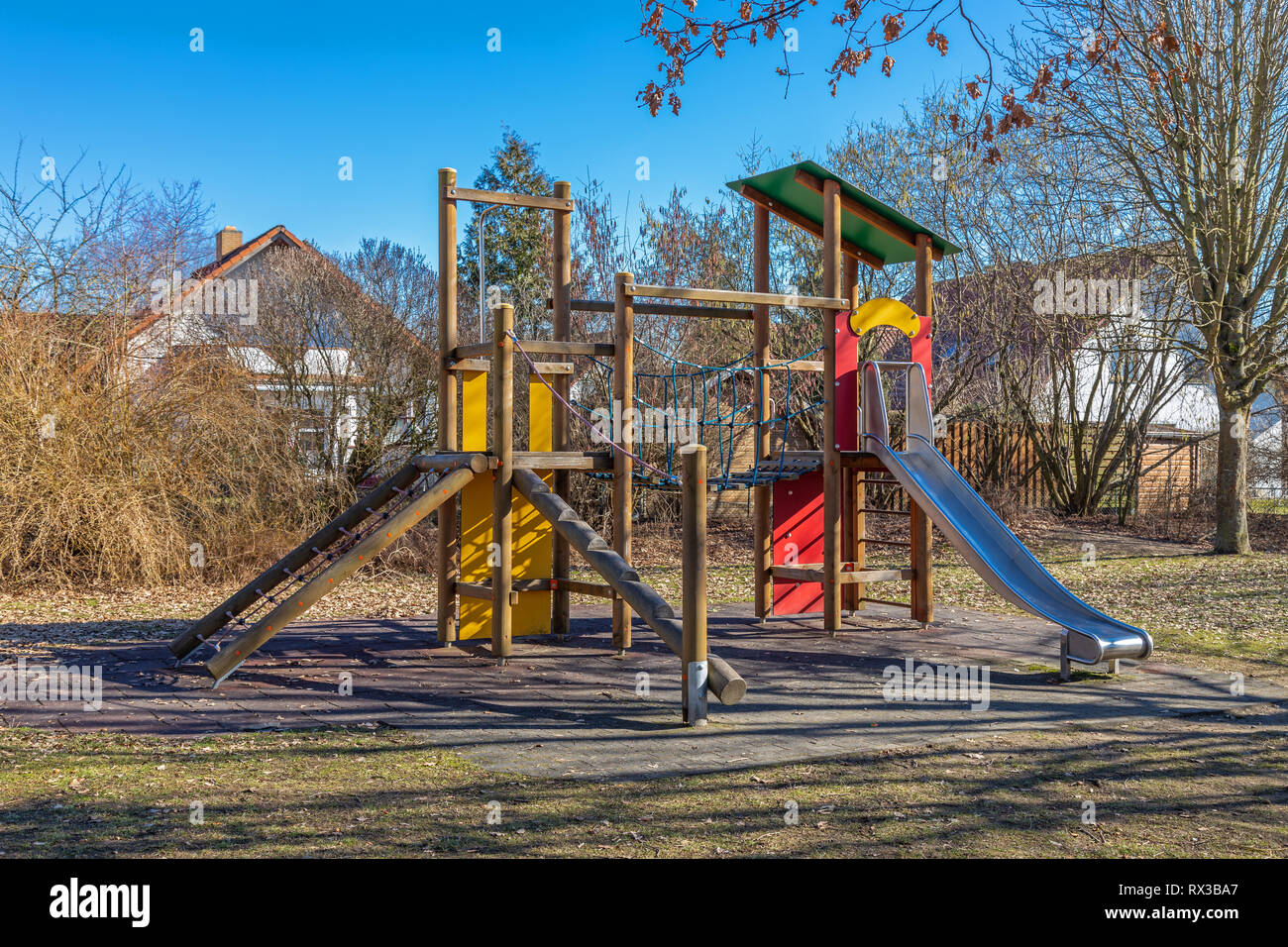 Jungle Gym auf einem verlassenen Spielplatz im späten Herbst Stockfoto