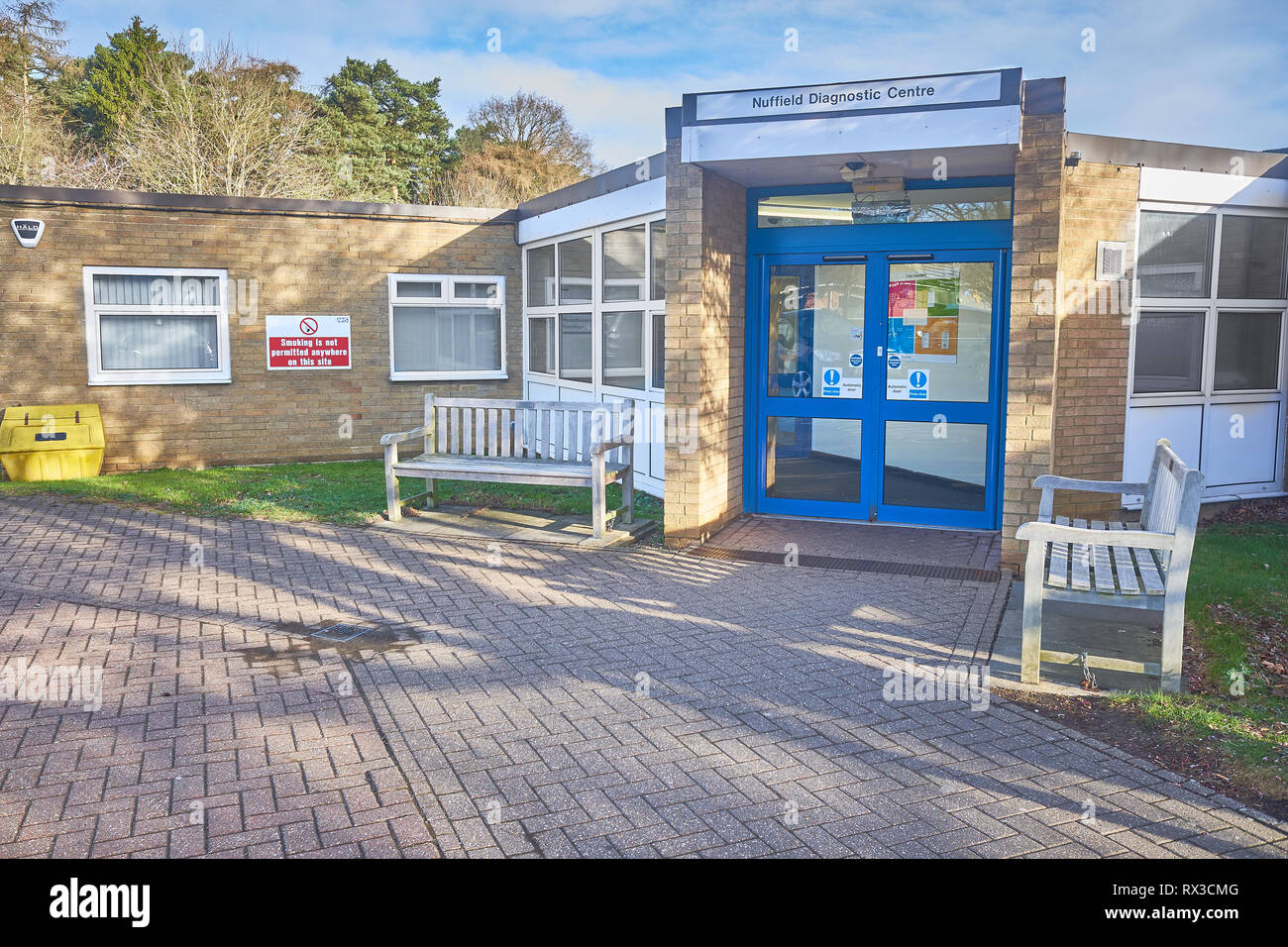 Eingang des Nuffield Diagnostic Center Klinik am See Health Campus gegenüber dem See zum Bootfahren in Corby, England. Stockfoto