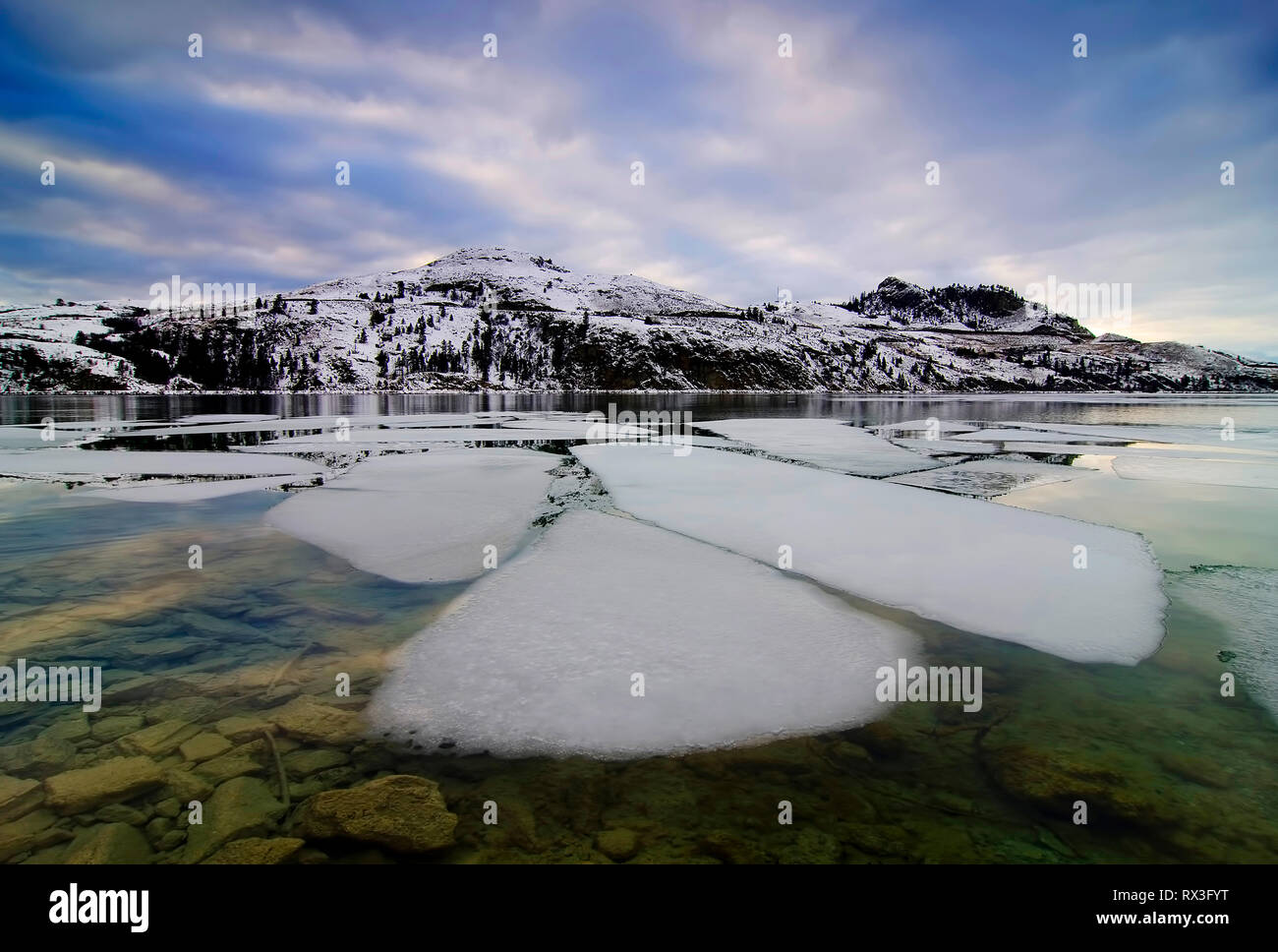 Eisbrocken brechen weg auf Kalamalka Lake, in der Nähe von Vernon, British Columbia, Kanada Stockfoto