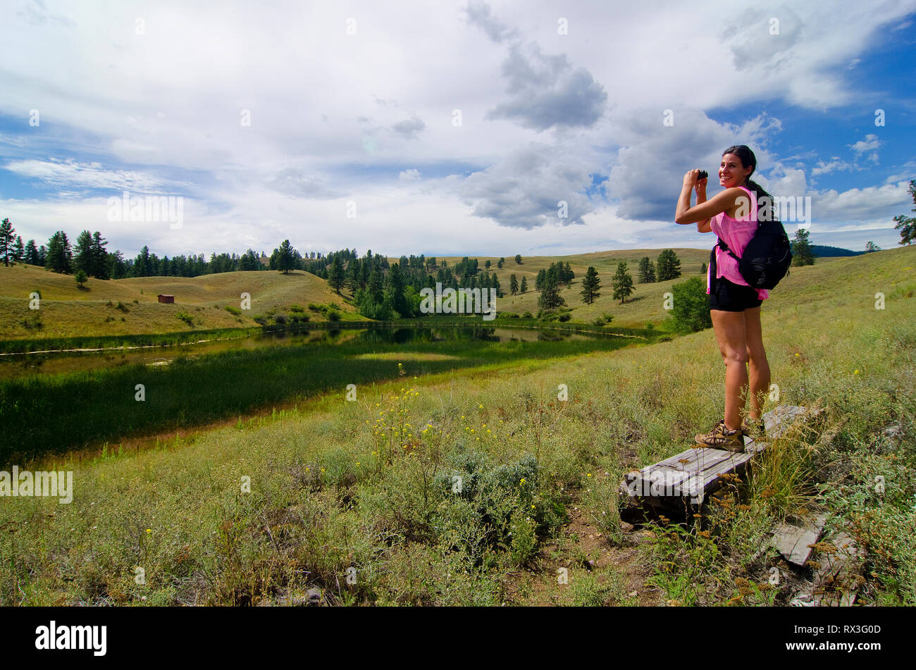 Frauen Beobachten von Wildtieren an den Schwanensee Vogelschutzgebiet in der Nähe von Princeton, British Columbia, Kanada - Herr 1. Stockfoto