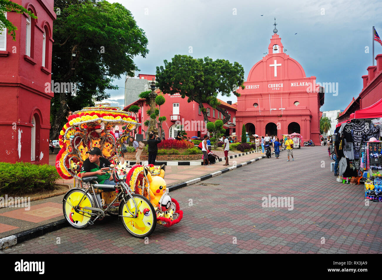 Fahrrad Rikscha Fahrer auf der Straße in der Altstadt, Melaka, Malaysia Stockfoto