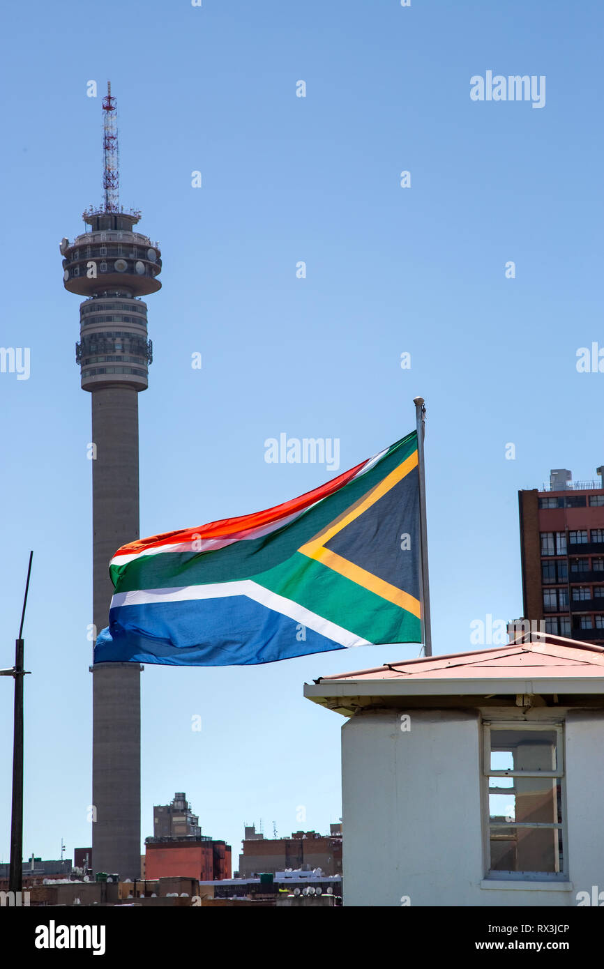 Johannesburg, Südafrika, 17. Februar 2019: Südafrikanische Fahne mit Stadt Gebäude im Hintergrund Stockfoto